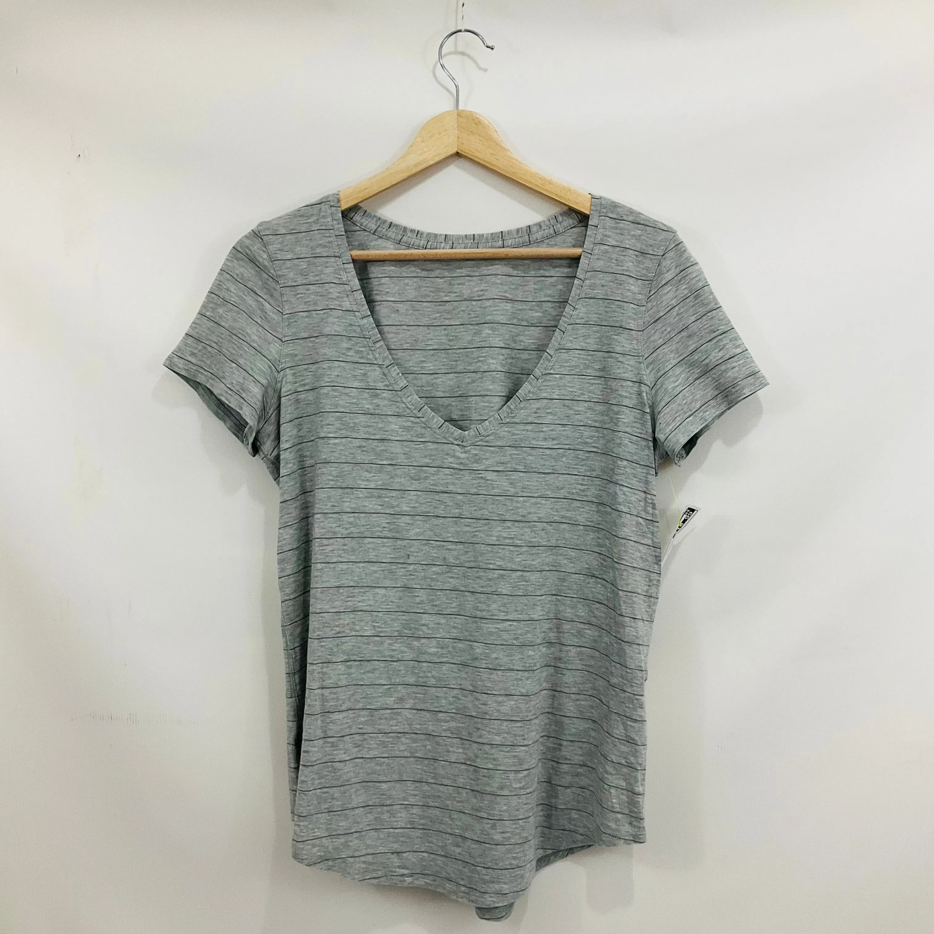 Athletic Top Short Sleeve By Lululemon In Grey, Size: 4